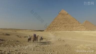 游客骑着骆驼在吉萨<strong>大</strong>金字塔